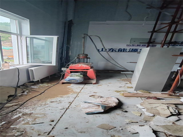 胡场镇地基基础下沉墙体裂缝加固注浆顶升施工